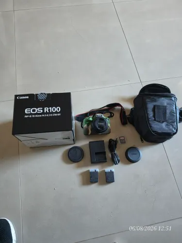 Camera Canon EOS R100