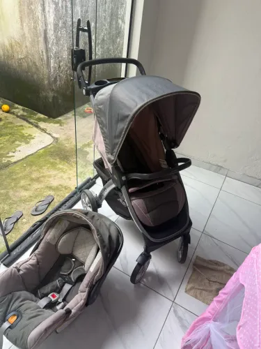 Carrinho de bebê Bravo Chicco com bebê conforto 