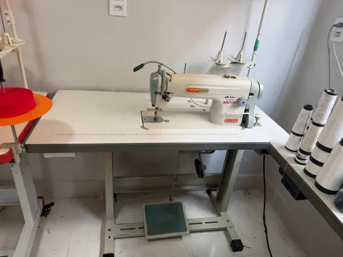 Máquina de custura reta siruba