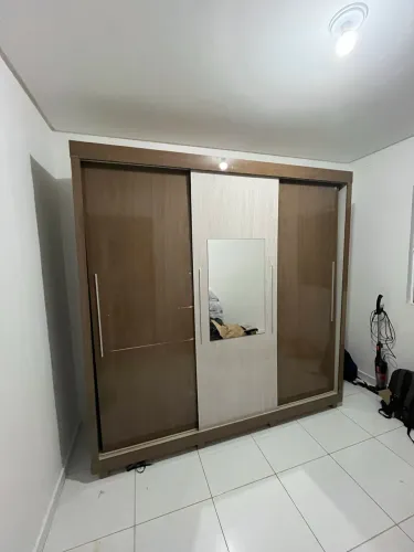 Guarda-roupa casal com portas de correr 