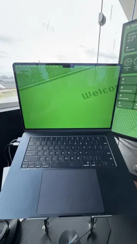MacBook Air 15" M4 16GB 256GB Meia-noite + Monitor 27" e Acessórios
