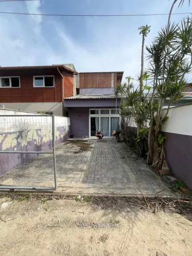 Alugo casa de 3 quartos semi mobiliado no pico da Cruz a 100 metros da praia