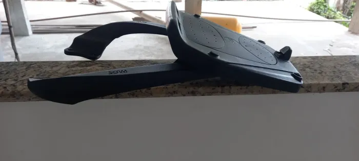 Vendo suporte bagageiro bau superior factor 150 2016 a 2026 com o bau 28 litros da givi.
