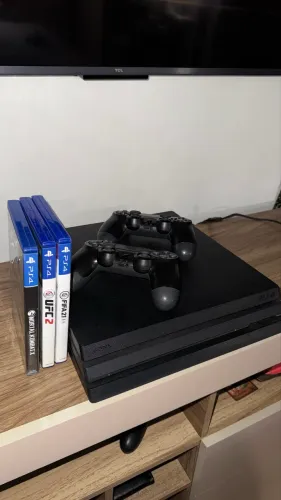 PlayStation 4 Pro de 1Tb com 2 controles e 3 jogos