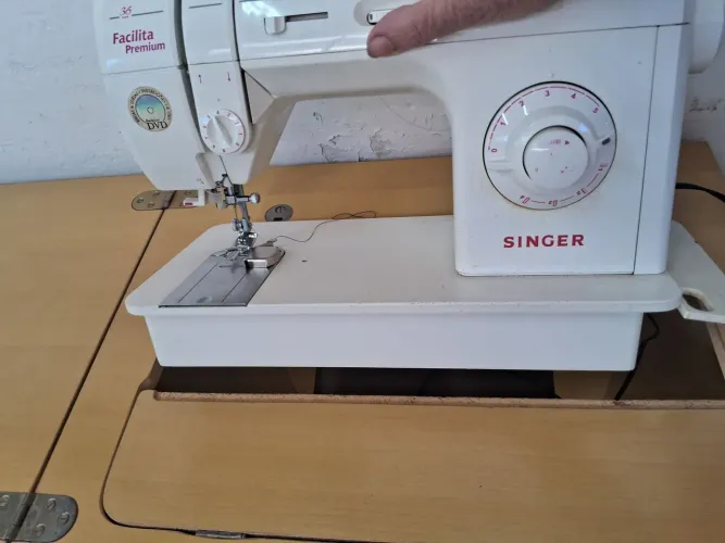 Maquina de costura simger muito boa