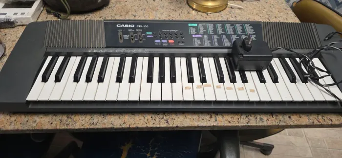 Vendo teclado musical marca Casio CTK-100