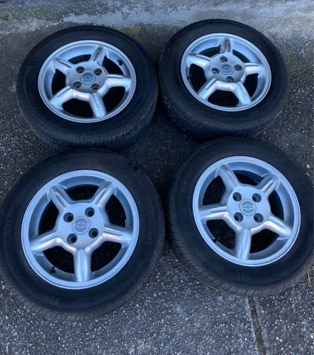 Jogo de rodas GM Pick-up Corsa Sport com pneus