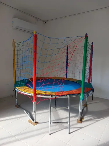 Vendo cama elástica em ótimas condições e piscina de bolinhas barato pra sair rápido