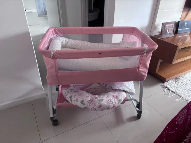 Berço portátil rosa