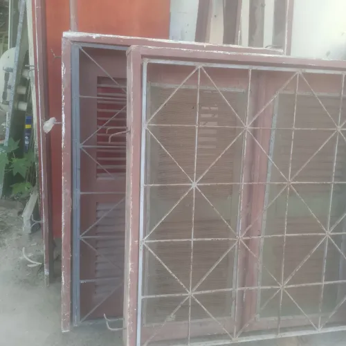Vende-se janela com grade