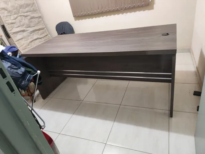 Mesa de Escritório Robusta, dimensões 1,80 x 0,80 x 0,80 m, excelente qualidade