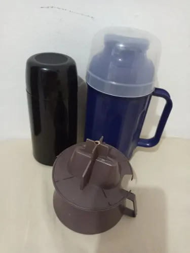 Duas garrafas térmicas