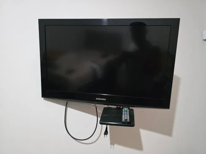 TV Samsung 32? LCD com Controle, HDMI e USB + Base Original