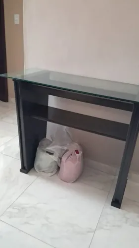 Mesa aparador de madeira com tampo de vidro