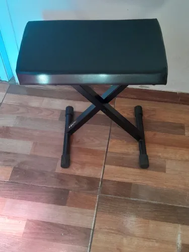 Banqueta ajustável preta para pianos marca Sati