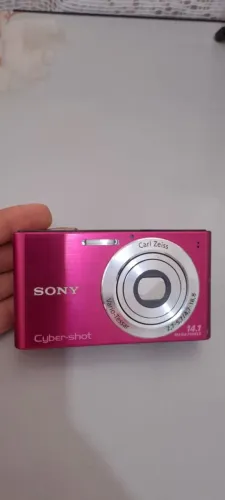 Câmera Sony Cyber-shot 14.1MP Carl Zeiss Rosa + Carregador e Cabo de TV