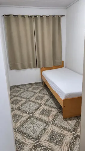 ALUGA-SE QUARTO PARA MOÇA - R$ 650 COM TUDO INCLUSO!