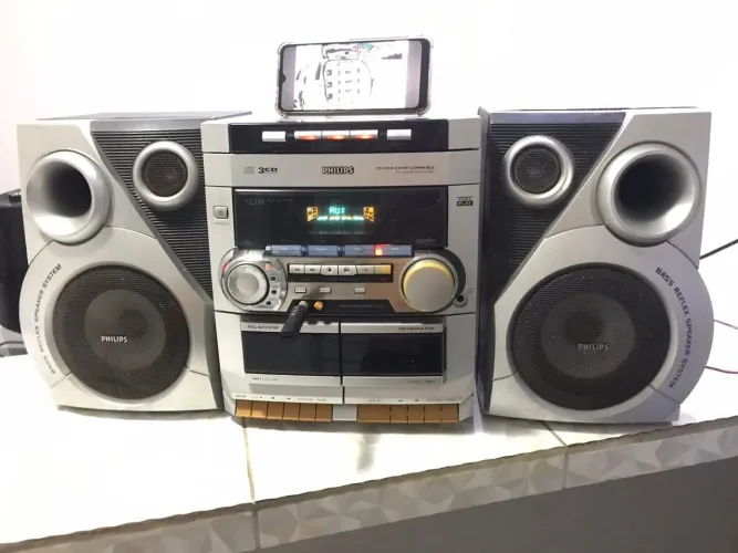 Som Philips 1300W muito potente. Acompanha bluetooth