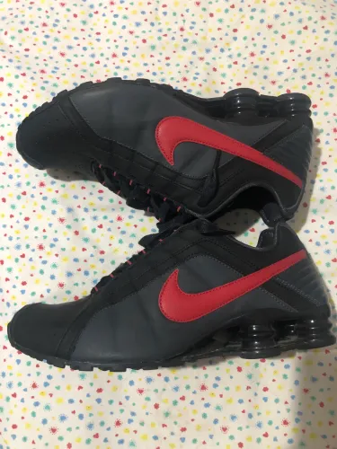 Nike shox Nz preto/vermelho/Cinza - 41 ou 9.5 - (USADO e conservado) sem caixa original