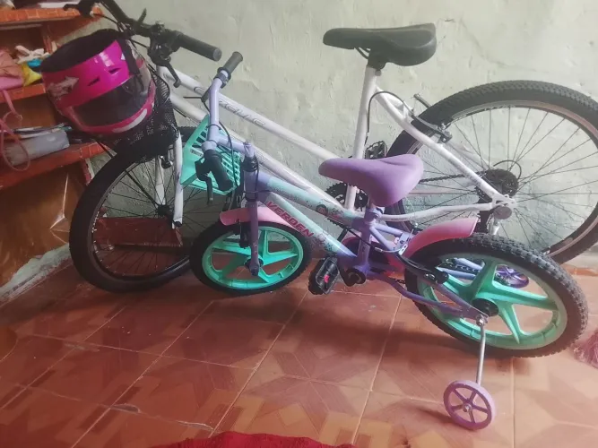 Bicicleta menor nova e capacete