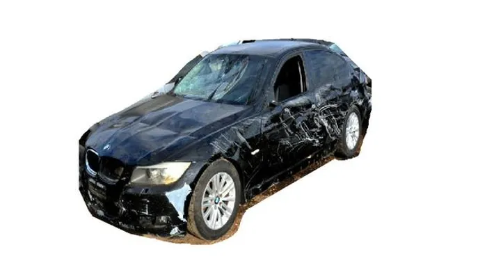 BMW 320 2011 batida sucata para retirar peças usadas