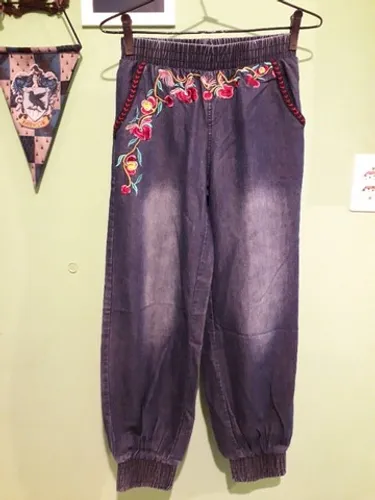 Calça Jeans Bordada Flores Harém