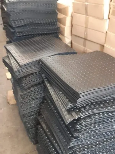 Piso anti-derrapante 50x50cm pastilhado 4mm R$ 9,95