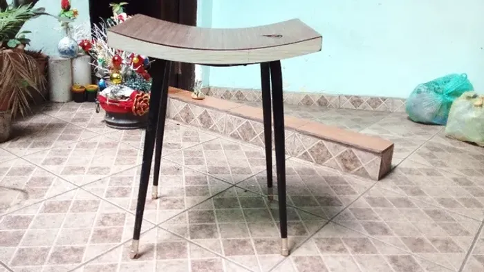 Banquinho Curvo Antigo - Fórmica com Pés De Ferro Palito - Para Restauração