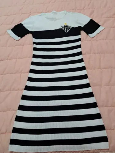 Vestido personalizado com escudo do atlético mineiro.