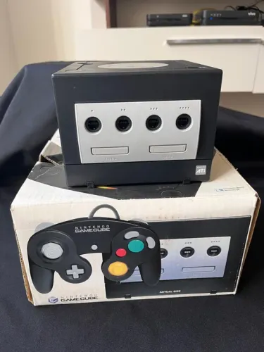 Nintendo GameCube Preto na Caixa + 2 Joysticks + 2 Jogos + Brinde Surpresa