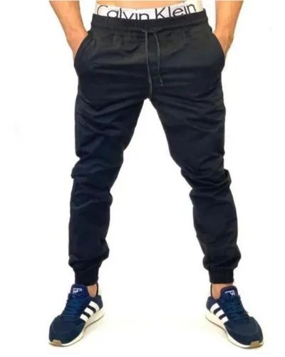 Calça jogger masculina em sarja com lycra