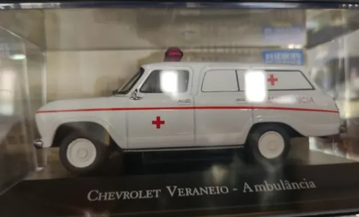 Miniatura Veraneio Ambulância - 1:43 (11,5 cm.)