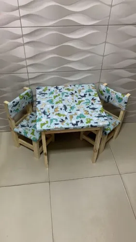 Mesa com estampa de dinossauro 