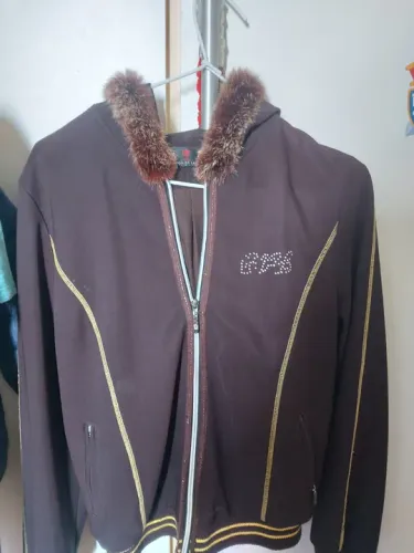 Jaqueta de Moletom Marrom com Capuz de Pelúcia