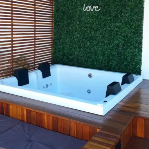 Spa com Hidromassagem Quadrado de 4 lugares (jacuzzi, Ofurô, banheira) completo.