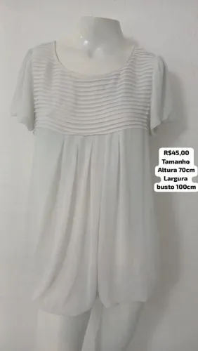 Blusa branca com detalhes drapeados