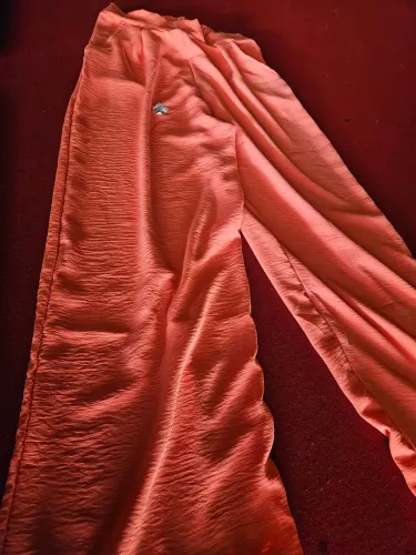 Calça de tecido leve e confortável