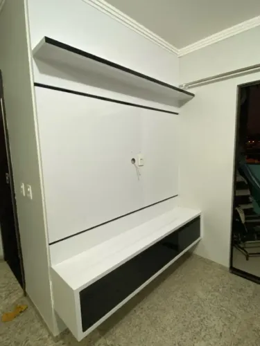 Painel de tv com rack uma prateleira e frisos