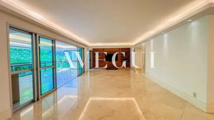 Apartamento 2 quartos, varanda, 4 vagas, prédio com piscina e portaria 24h na quadra da pr