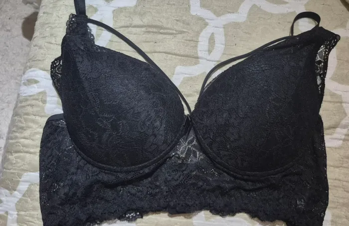 Sutiã de renda preto com detalhes