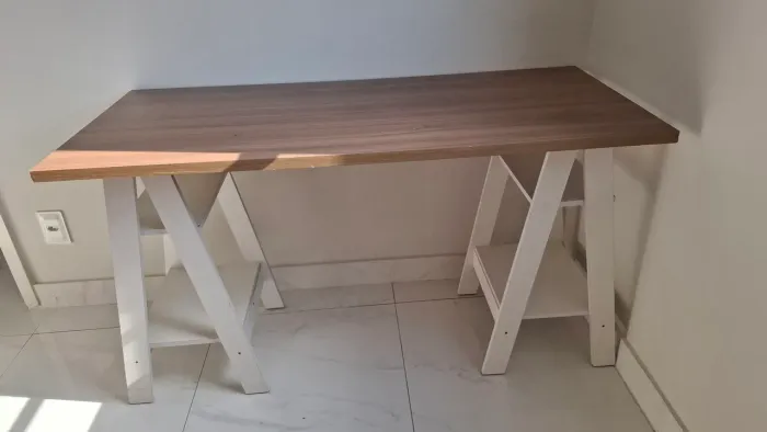 Escrivaninha moderna em madeira e branco