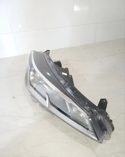 Farol Direito Nissa Kicks  260105r10a A1v1910000 C/detalhe Direito/passageiro (Usado)