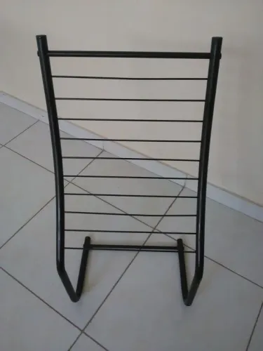 Revisteiro (porta-revistas) ou toalheiro (porta-toalhas) em metal pintado.