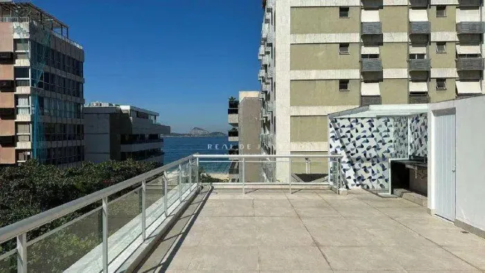 Cobertura no Leblon: 320 m², vista mar, 3 quartos e 2 vagas.