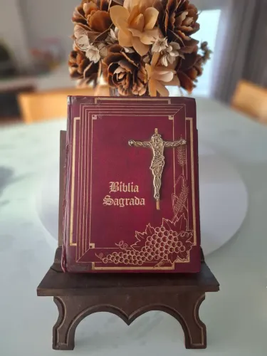 Bíblia Sagrada Antiga com Cruz