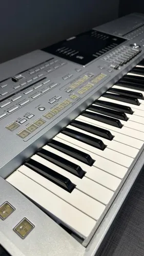 Yamaha Tyros 5 - 76 Teclas