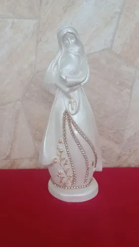 Escultura de Nossa Senhora com detalhes em strass