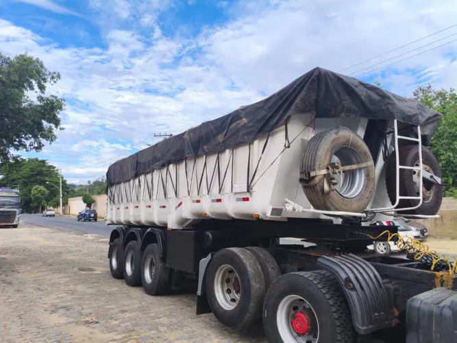 Carreta Caçamba 3 eixo 2007