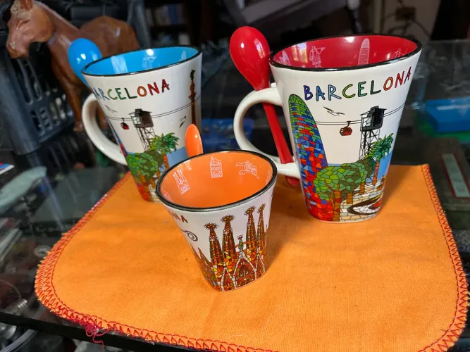 Três canecas cerâmica Barcelona c/ colher