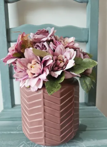 Vaso de cerâmica com flores